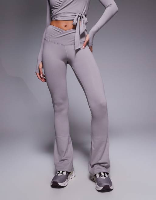 4505 – Icon – Minkfärgade, mjuka yogaleggings med omlottmidja och utsvängd design, 2 av 5