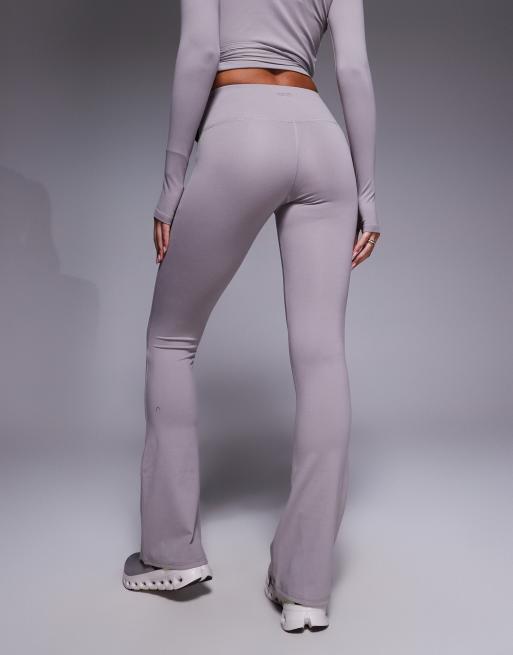 4505 – Icon – Minkfärgade, mjuka yogaleggings med omlottmidja och utsvängd design, 4 av 5