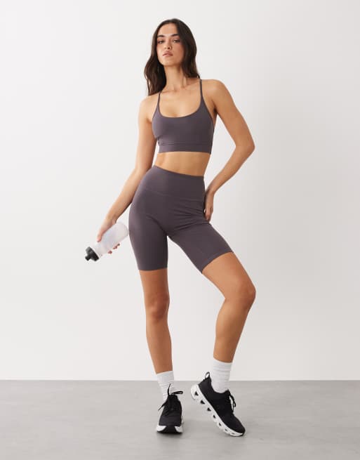 4505 – Icon – Stormgrått, mjukt set med sportbehå med lätt stöd och leggingsshorts med hög midja på 20cm, 2 av 3