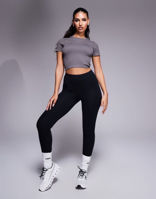 4505 – Icon – Nahtloses, geripptes Sport-T-Shirt in Stahlgrau mit knappem Schnitt , 3 von 4