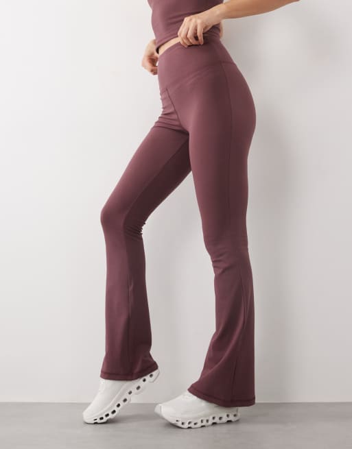 4505 – Icon – Plommonlila, mjuka och smala yogaleggings med hög midja och utsvängd design, 2 av 5