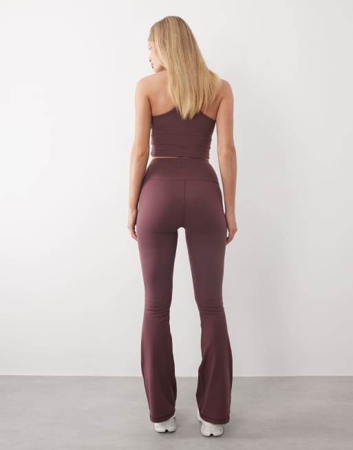 4505 – Icon – Plommonlila, mjuka och smala yogaleggings med hög midja och utsvängd design, 4 av 5