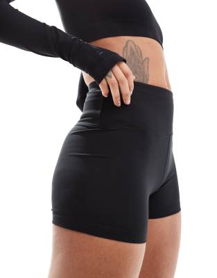 4505 - Icon - Schnell trocknende Booty-Shorts in Schwarz mit weicher Haptik, 8 cm Schrittlänge