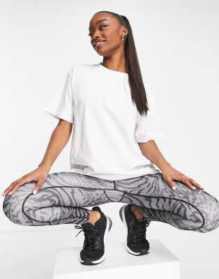 4505 - Icon - Schnell trocknendes Oversize-T-Shirt in Weiß