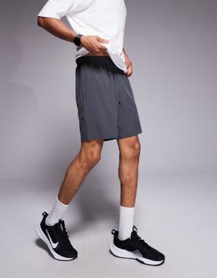 Icon - Schnelltrocknende Sport-Shorts in Anthrazit mit Reißverschlusstaschen, 13 cm Schrittlänge-Grau Grau 2XS