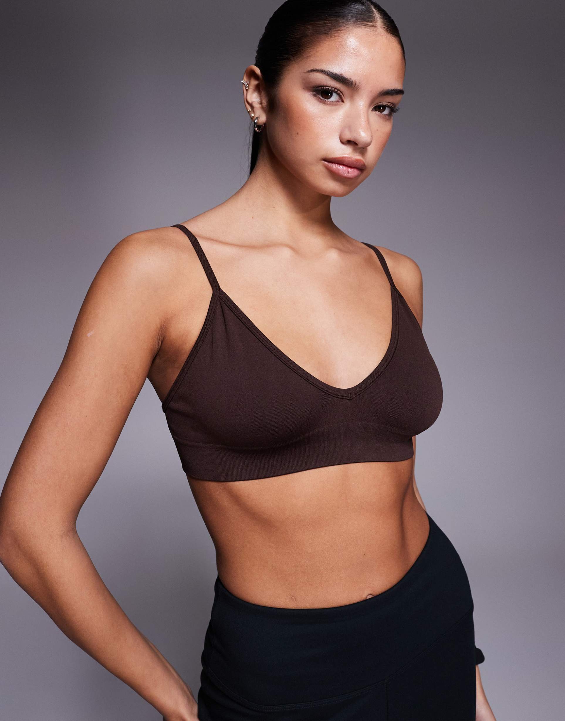 4505 icon seamless intimate light support sports bra with adjustable straps in chocolate