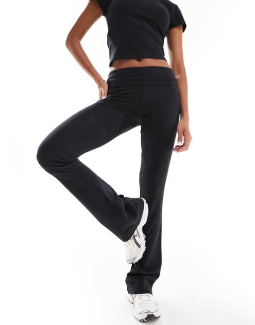 4505 - Icon - Smalle kick flare-yogalegging met logo in zwart 