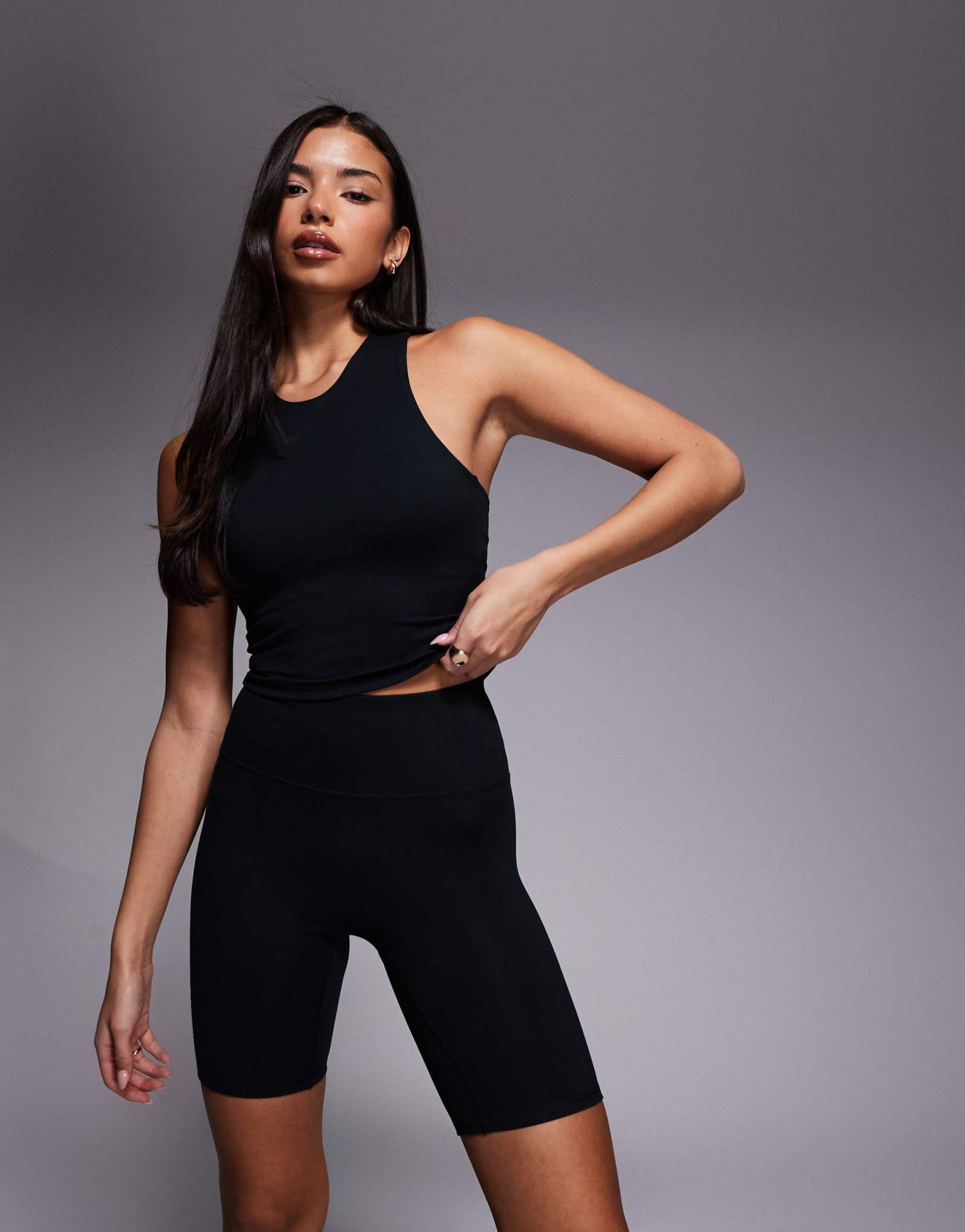 4505 Icon мягкие на ощупь шорты-леггинсы с высокой талией длиной 8 дюймов черного цвета