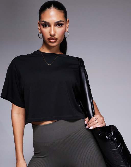 4505 - Icon - Sort cropped firkantet T-shirt i hurtigttørrende performance-stof 