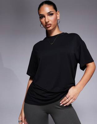 4505 - Icon - Sort oversized T-shirt i hurtigttørrende performance-stof 