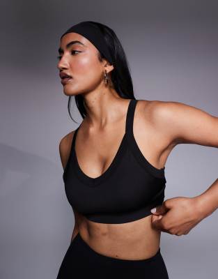 4505 - Icon - Sport-BH in Schwarz mit mittlerer Stützfunktion, herausnehmbaren Polstern und verstellbaren Trägern