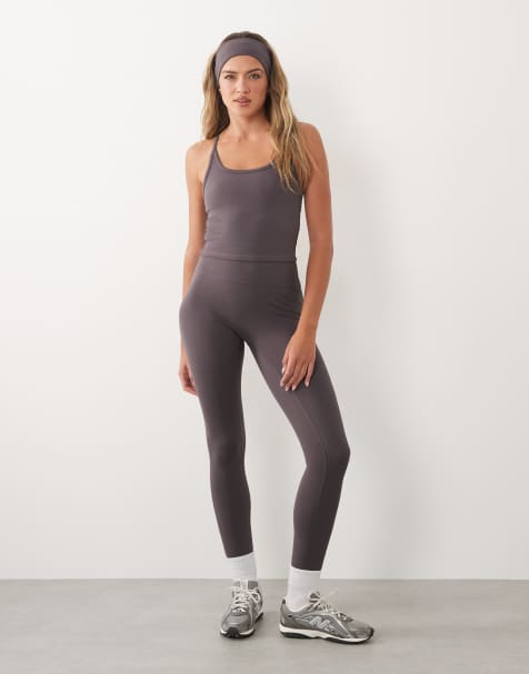 4505 – Icon – Stormgrått, mjukt yogaset med linne med inbyggd behå och leggings med hög midja - view 1