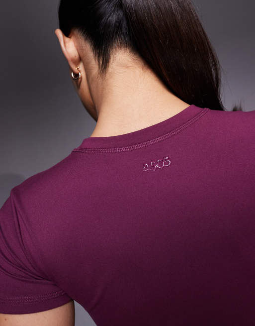 4505 – Icon Studio – Miękki bordowy T-shirt o krótkim fasonie, 3 z 4