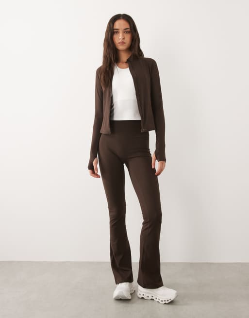 4505 – Icon Studio – Weiches, langärmliges Oberteil in Schokobraun mit Reißverschluss, 2 von 4