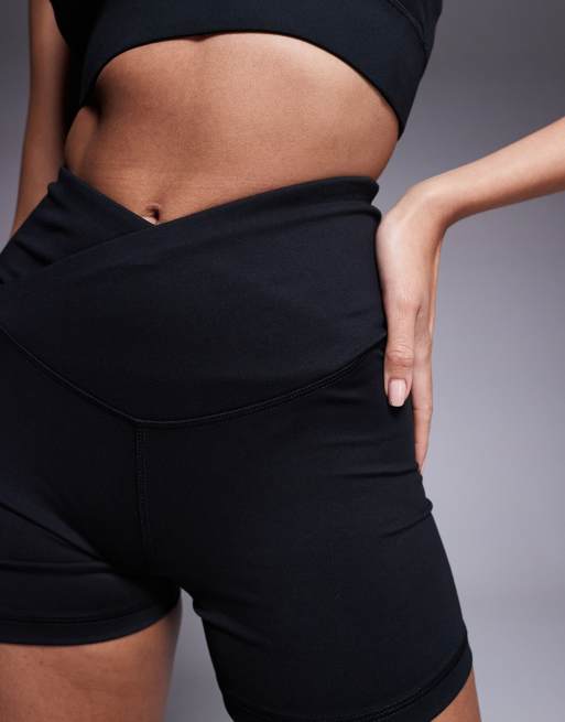4505 – Icon – Svarta, mjuka booty-shorts med omlottmidja på 8cm, 2 av 5