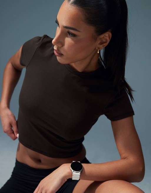 4505 - Icon - T-shirt crop top de yoga en tissu doux - Café, 3 de 4