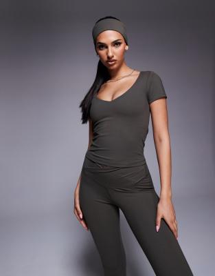 Icon - T-shirt de sport court doux à col V - Olive foncé-Vert 44