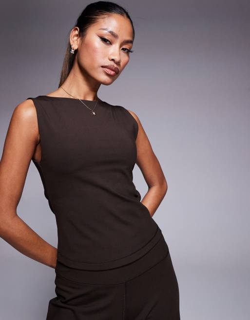 4505 - Icon - Top senza maniche color caffè con reggiseno interno morbido al tatto e scollo a barchetta 