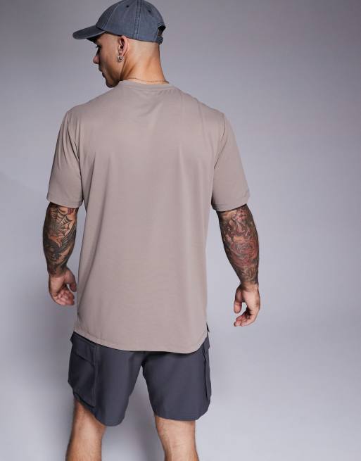 4505 – Icon – Training – Schnelltrocknendes Sport-T-Shirt in Taupe-Grau , 2 von 4