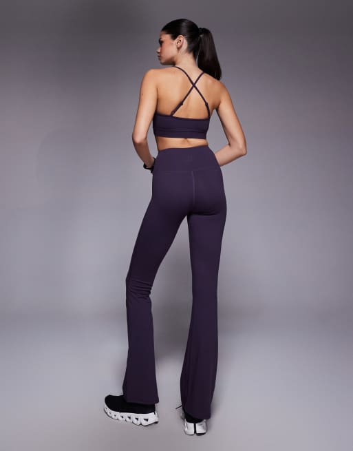 4505 – Icon – Weiche, ausgestellte Yoga-Leggings in Dunkellila mit hohem Bund, 3 von 5