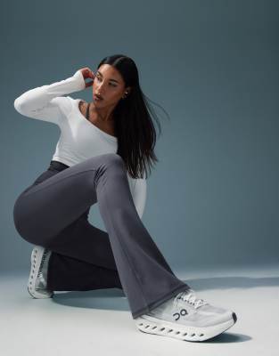 4505 - Icon - Weiche, ausgestellte Yoga-Leggings in Granitgrau mit hohem Bund