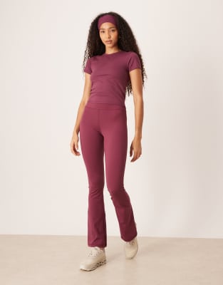 4505 - Icon - Weiche, ausgestellte Yoga-Leggings in Maulbeerenrot mit hohem Bund-Lila