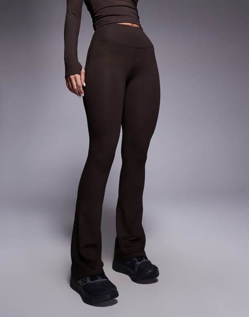 4505 – Icon – Weiche, ausgestellte Yoga-Leggings in Schokobraun mit hohem Bund, 2 von 5
