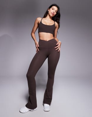 4505 - Icon - Weiche, ausgestellte Yoga-Leggings in Schokobraun mit Wickelbund