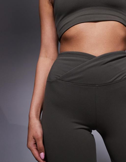 4505 – Icon – Weiche Tanzhose in dunklem Olivgrün mit weitem Bein und Bund mit Wickeldesign , 2 von 5