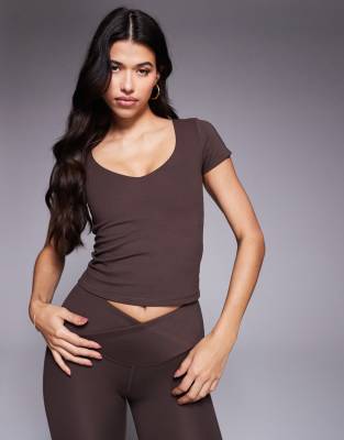 4505 - Icon - Weiches, knapp geschnittenes Sport-T-Shirt in Pflaumen-Schokobraun mit V-Ausschnitt