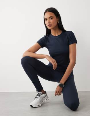 Icon - Weiches, knapp geschnittenes Studio-T-Shirt in Mitternachts-Marineblau-Navy Navy 46