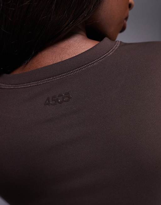 4505 – Icon – Weiches, knapp geschnittenes Studio-T-Shirt in Schokobraun  , 2 von 4