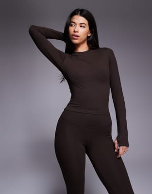 4505 - Icon - Weiches, langärmliges und knapp geschnittenes Sport-Shirt in Schokobraun-Brown