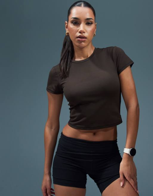 4505 – Icon – Weiches Sport-T-Shirt in Kaffeebraun mit knappem Schnitt 
