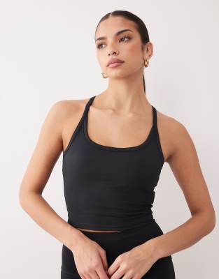 4505 - Icon - Weiches Yoga-Camisole in Schwarz mit integriertem BH und verstellbaren Trägern