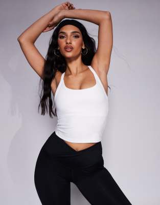 4505 - Icon - Weiches Yoga-Camisole in Weiß mit integriertem BH und verstellbaren Trägern
