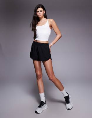 4505 - Icon - Weiches Yoga-Camisole in Weiß mit integriertem BH und verstellbaren Trägern