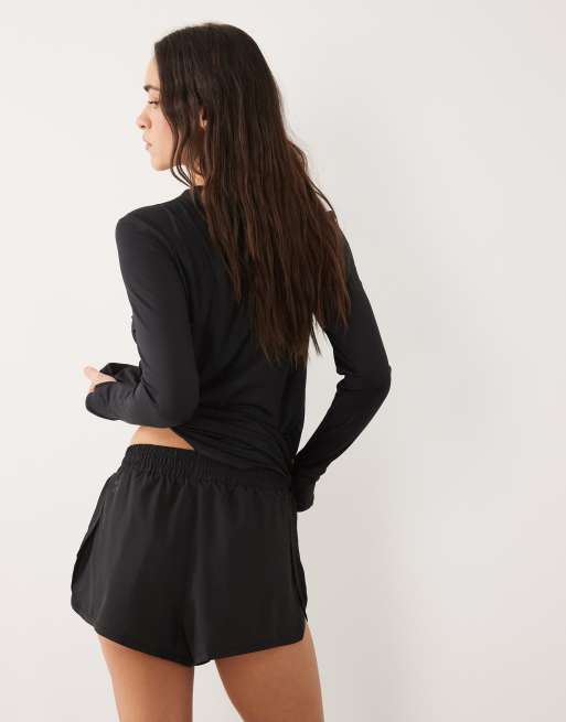 4505 Icon woven run short with zip pockets in black, 4 of 5