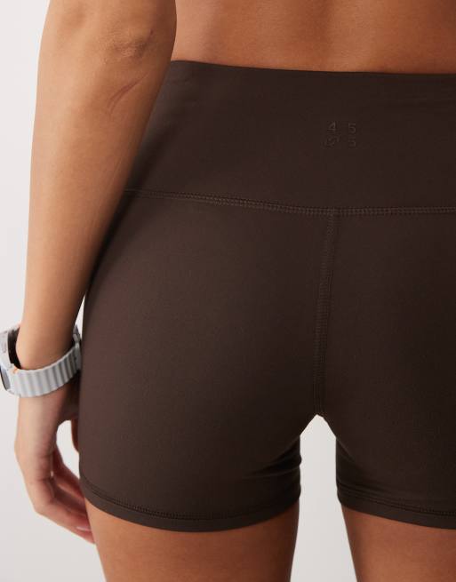 4505 Icon zachte high-waist booty short van 3 inch in chocoladebruin, 3 van 5
