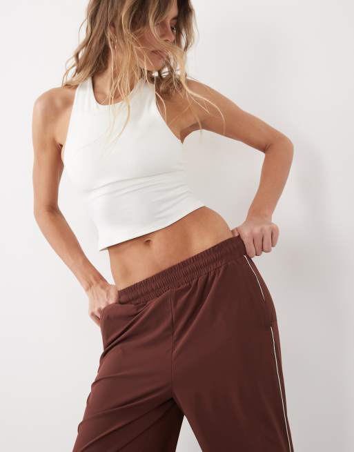 4505 joggers tejidos de pernera ancha con detalle de vivo en cognac, 2 de 5