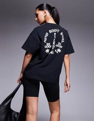 4505 - Kastiges Oversize-Trainings-T-Shirt aus schwerem, schnell trocknendem Material in schwarzer Waschung mit Rückenpr...