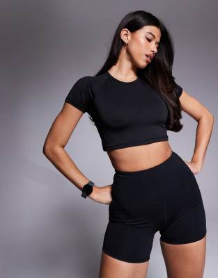 4505 - Knapp geschnittenes Performance-T-Shirt in Schwarz mit U-Ausschnitt und Cropped-Schnitt