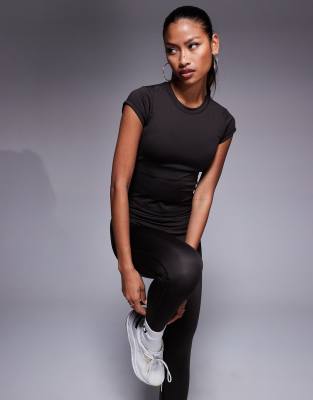 4505 - Knapp geschnittenes Sport-T-Shirt in dunklem Schokobraun mit Kappenärmeln
