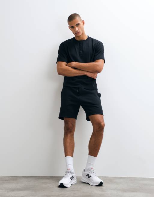 4505 kraftig bomulds T-shirt med boxy fit og henley-hals i sort, 2 af 5