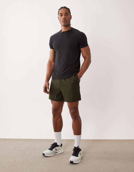 4505 lightweight performance jersey running t-shirt with breathable mesh panels in black, 2 of 5