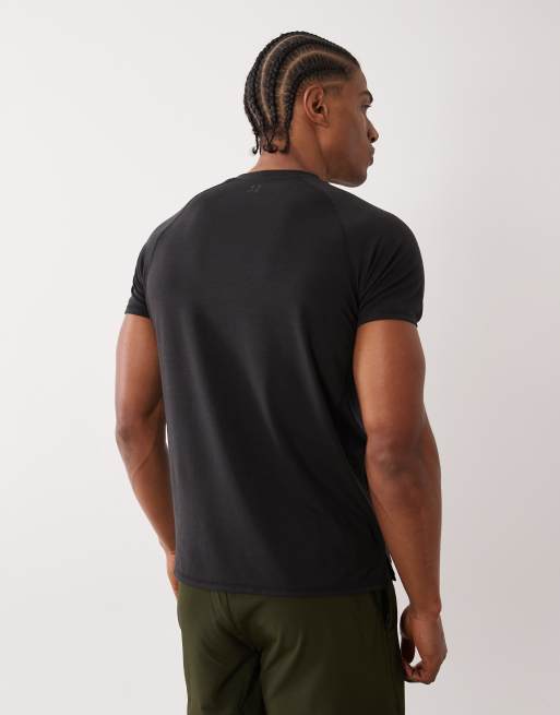 4505 lightweight performance jersey running t-shirt with breathable mesh panels in black, 3 of 5