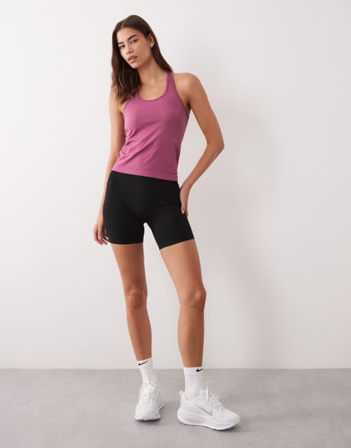 4505 lightweight seamless mesh slim fit running singlet in berry, 3 of 4