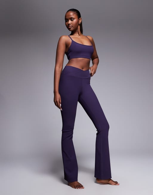 4505 – Lila, smalribbade yogaleggings med smal passform, utsvängd design och omlottmidja, 2 av 5