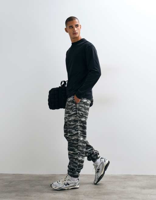 4505 loose fit cotton ripstop cuffed lifting pants with zip pockets in gray digi camo, 2 of 5
