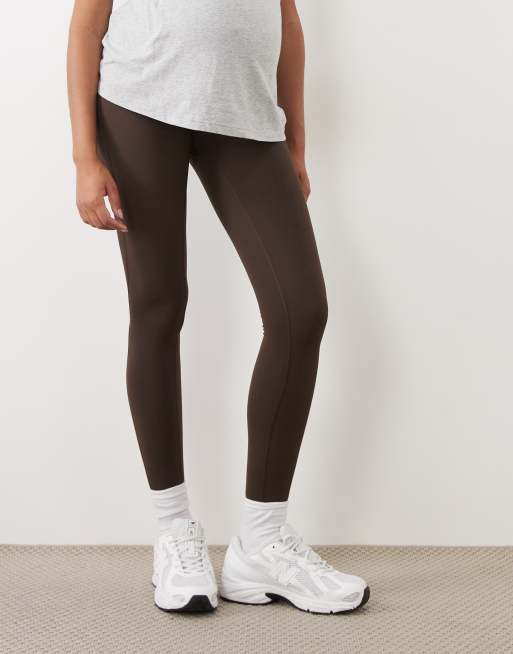 4505 Maternity – Icon – Weiche Umstands-Yogaleggings in Schokobraun mit hohem Bund, 2 von 5